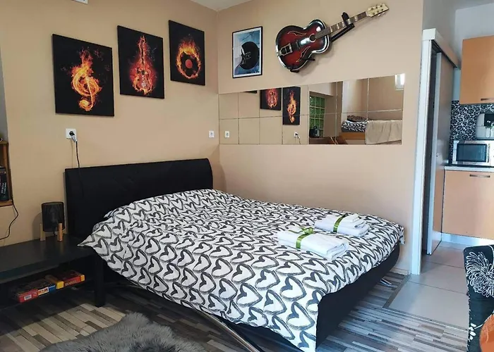 Popandrock Sleeps 5 With Parking וילה *