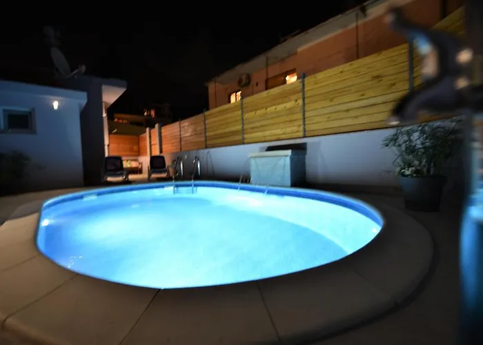 Popandrock Sleeps 5 With Parking