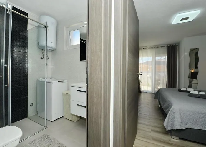 Popandrock Sleeps 5 With Parking Zadar