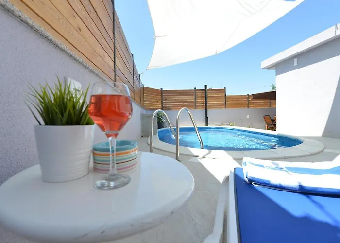 Popandrock Sleeps 5 With Parking Zadar